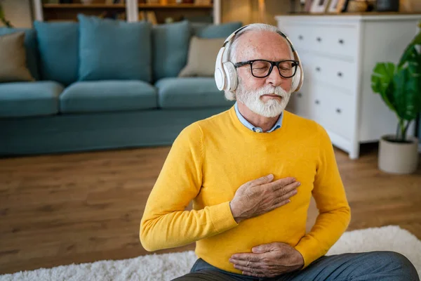 Hombre Adulto Mayor Caucásico Masculino Usando Auriculares Para Meditación Guiada —  Fotos de Stock