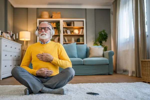 Yetişkin Bir Beyaz Erkek Internet Rehberli Meditasyon Için Kulaklık Kullanıyor — Stok fotoğraf