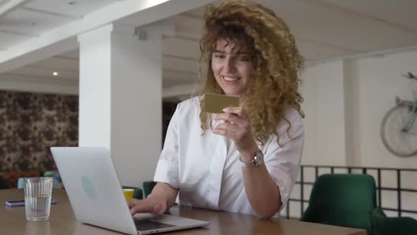 Uma Mulher Adulta Caucasiana Fêmea Com Cabelo Encaracolado Sorriso Feliz — Vídeo de Stock