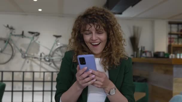 Een Vrouw Volwassen Blanke Vrouw Met Krullend Haar Gebruik Smratphone — Stockvideo