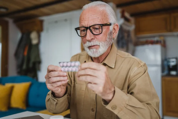 Egy Idős Férfi Kaukázusi Férfi Nagyapa Otthon Tartsa Buborékcsomagolás Gyógyszeres — Stock Fotó