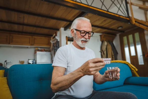 Egy Idős Férfi Kaukázusi Férfi Nagyapa Otthon Tartsa Buborékcsomagolás Gyógyszeres — Stock Fotó