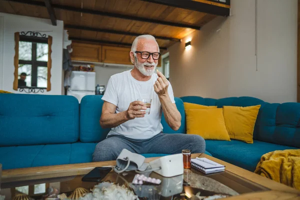 Kafkasyalı Bir Erkek Büyükbaba Evde Oturur Uyuşturucu Tableti Alır Ağrı — Stok fotoğraf