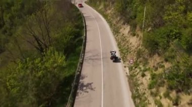 Motorsiklet sürmek ve açık asfalt yolda araba sürmek ilkbahar insansız hava aracında güneşli gün yolculuğu konsepti Kjazevac Serbia 'da 