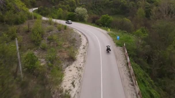Jazda Motocyklem Jazdy Samochodem Otwartej Drodze Asfaltowej Słoneczny Dzień Koncepcja — Wideo stockowe