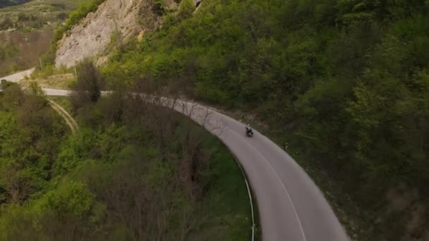 春の無人偵察機の空中ビューで晴れた日の旅行のコンセプトでオープンアスファルトの道路上のオートバイのライダードライブに乗る Knjazevac Serbia — ストック動画