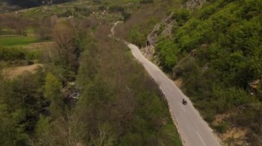 Motorsiklet sürücüsü açık asfalt yolda ilkbahar insansız hava aracında güneşli gün yolculuğu konseptiyle Kjazevac Sırp 