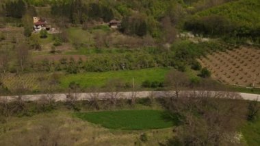 Motorsiklet sürücüsü açık asfalt yolda ilkbahar insansız hava aracında güneşli gün yolculuğu konseptiyle Kjazevac Sırp 