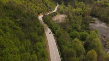 Motorsiklet sürücüsü açık asfalt yolda ilkbahar insansız hava aracında güneşli gün yolculuğu konseptiyle Kjazevac Sırp 