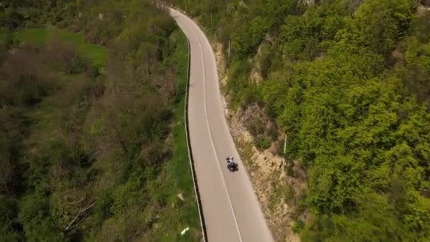 Motorsiklet Sürücüsü Açık Asfalt Yolda Ilkbahar Insansız Hava Aracında Güneşli — Stok video