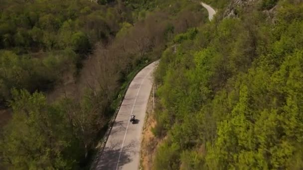 Μοτοσικλέτα Βόλτα Αυτοκίνητο Για Την Ανοικτή Άσφαλτο Δρόμο Στην Ηλιόλουστη — Αρχείο Βίντεο