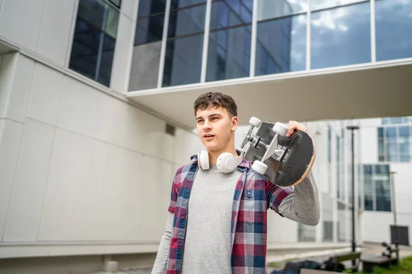 Jeden Muž Mladý Dospělý Kavkazský Teenager Stojí Venku Skateboard Rameni — Stock fotografie