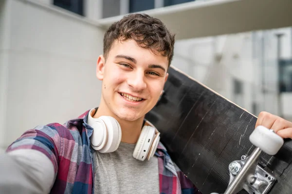 Ein Mann Junge Erwachsene Kaukasische Teenager Stehen Freien Mit Skateboard — Stockfoto
