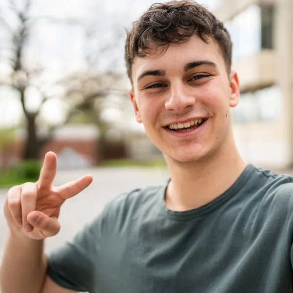 Ein Mann Junge Erwachsene Kaukasische Teenager Stehen Freien Posiert Selbstporträt — Stockfoto