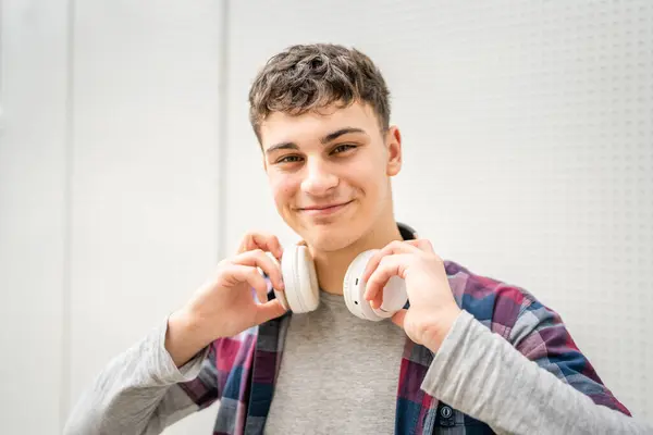 Homme Jeune Adulte Caucasien Adolescent Debout Extérieur Posant Portrait Regardant — Photo