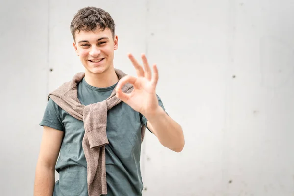 Jeden Muž Mladý Dospělý Kavkazský Teenager Stojan Venkovní Pózování Portrét — Stock fotografie