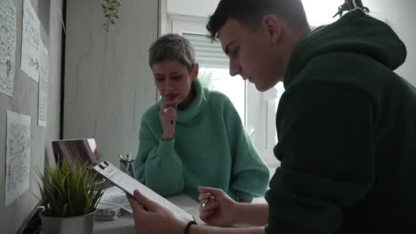 Один Студент Юношеского Кавказского Образования Учиться Помощью Своего Преподавателя Мать — стоковое видео