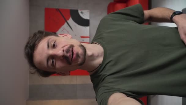 Homme Jeune Homme Caucasien Adulte Debout Maison Avec Des Moustaches — Video
