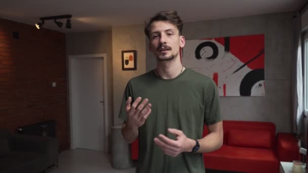 Ein Mann Junge Erwachsene Kaukasische Mann Steht Hause Mit Braunen — Stockvideo