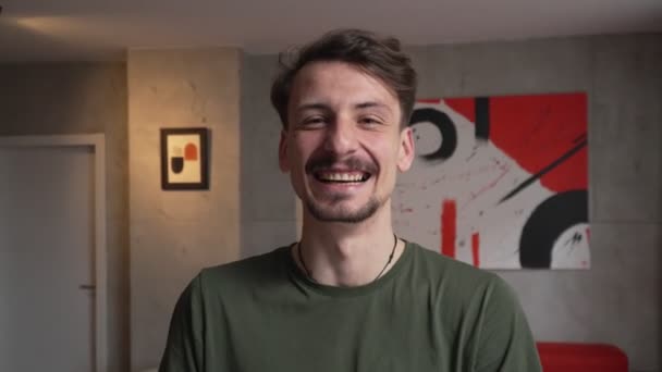 Ein Mann Junge Erwachsene Kaukasische Mann Steht Hause Mit Braunen — Stockvideo