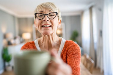 Kısa saçlı, mutlu, olumlu duygusal fotokopi çeken, evde duran, gözlük takan, her sabah kahve içen son sınıf öğrencisinin portresi.