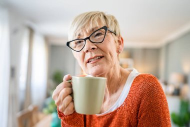 Kısa saçlı, mutlu, olumlu duygusal fotokopi çeken, evde duran, gözlük takan, her sabah kahve içen son sınıf öğrencisinin portresi.