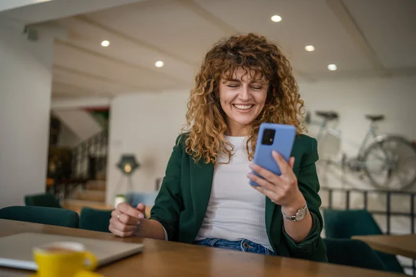 Jedna Žena Dospělý Kavkazský Žena Sedět Kavárně Používat Telefon Chytrý — Stock fotografie