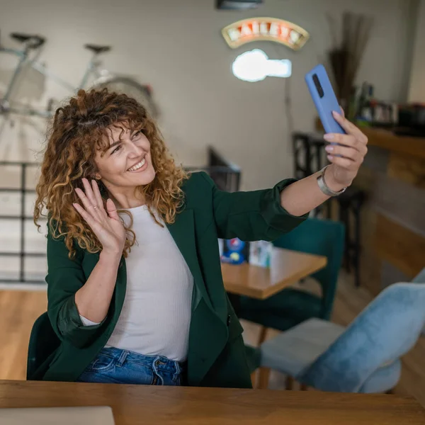 Une Femme Adulte Caucasienne Assise Café Utiliser Téléphone Smartphone Pour — Photo