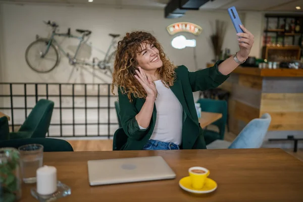 Une Femme Adulte Caucasienne Assise Café Utiliser Téléphone Smartphone Pour — Photo