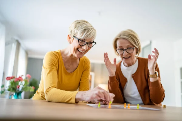 Twee Senior Vrouwen Vrouw Vrienden Familie Zussen Spelen Vrijetijdsbesteding Bordspel — Stockfoto