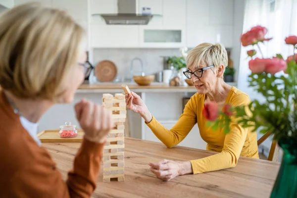 Två Äldre Kvinnor Kvinna Vänner Eller Familj Systrar Spela Fritid — Stockfoto
