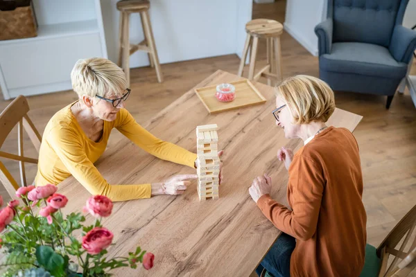 Zwei Seniorinnen Freundinnen Oder Familienschwestern Spielen Freizeit Brettspiel Hause Spaß — Stockfoto