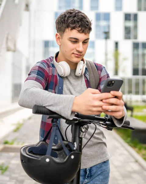 Ein Junger Kaukasischer Mann Männlich Teenager Generation Mit Elektrischen Kick — Stockfoto