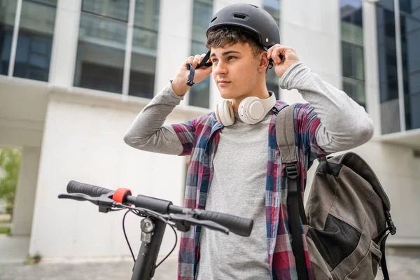 Joven Caucásico Hombre Adolescente Generación Con Patada Eléctrica Empuje Scooter — Foto de Stock