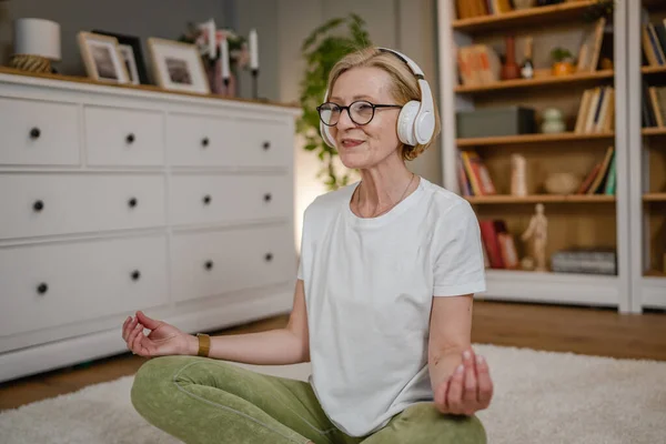 Una Mujer Madura Mayor Caucásica Femenina Usando Auriculares Para Meditación —  Fotos de Stock