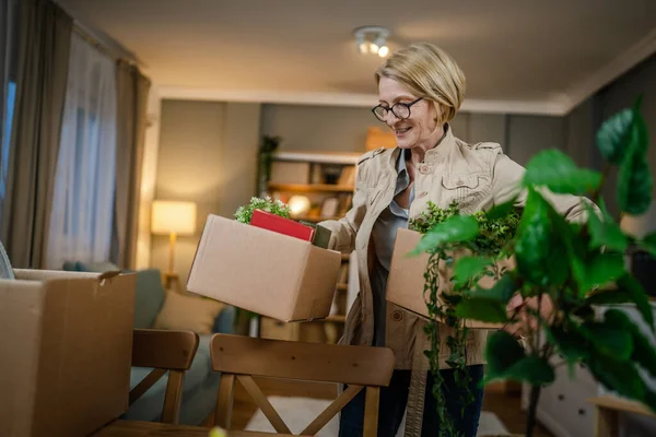 One Senior Woman Pensioner Grandmother Moving New Apartment Taking Her — Stock Photo, Image