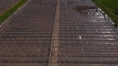 Paslı seraya insansız hava aracı görüntüsü tarladaki tarımsal alanda kırık parçalar ve cam parlaklığı ile dolu. 