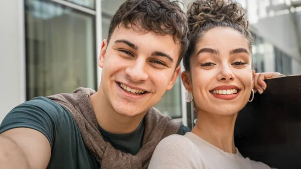 Jeune Homme Femme Adolescent Couple Caucasien Frère Soeur Prendre Selfies — Photo