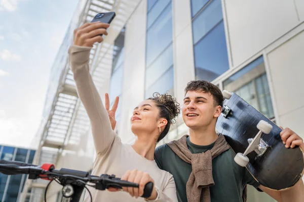 Jonge Man Vrouw Tiener Paar Kaukasische Broer Zus Nemen Selfies — Stockfoto