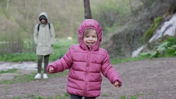 Jeden Mały Kaukaski Dziewczyna Maluch Dziecko Dwa Lata Biec Kierunku — Wideo stockowe