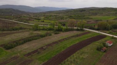 Sırbistan 'da bahar günü köyün yakınındaki tarım arazisi boyunca otomobilde hava aracı görüntüsü - Seyahat yolculuğu ve tatil konsept araba sürüşü