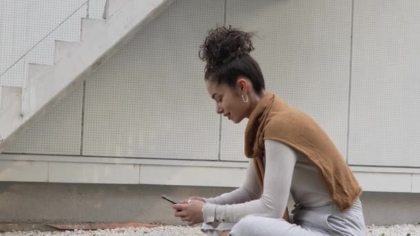 Una Donna Giovane Studentessa Caucasica Adulta Siede All Aperto Fronte — Video Stock