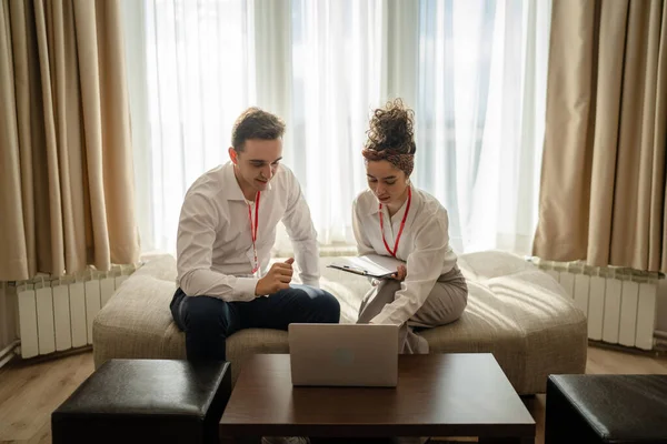 Two People Man Woman Colleagues Sitting Together Hotel Room Contracts — 스톡 사진