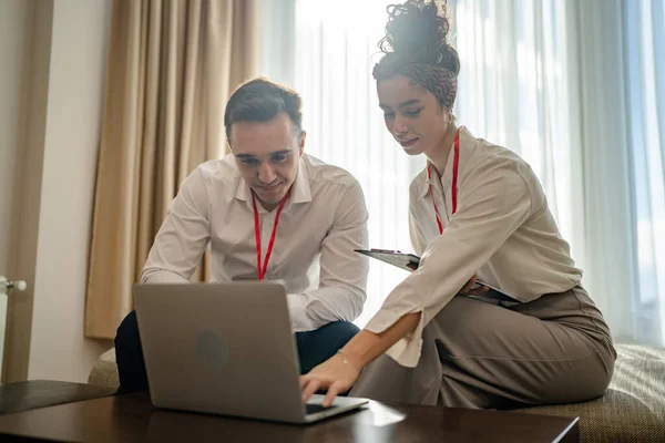 Two People Man Woman Colleagues Sitting Together Hotel Room Contracts — Foto Stock