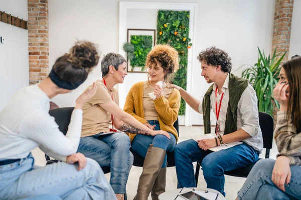 Grupo Pessoas Sentadas Círculo Com Dois Terapeutas Uma Mulher Centro — Fotografia de Stock