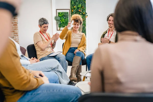Grupo Pessoas Sentadas Círculo Com Dois Terapeutas Uma Mulher Centro — Fotografia de Stock