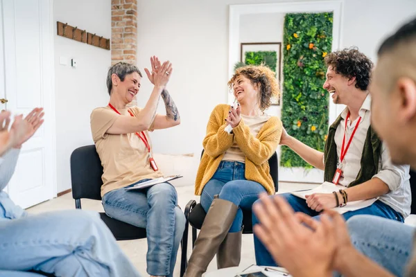 Group People Sitting Circle Two Therapists Woman Center Discussing Providing — Stock Photo, Image