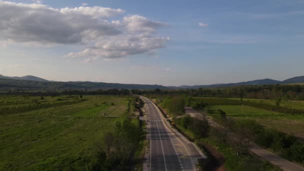 Condução Drone Segue Estrada Asfalto Através Dos Campos Agrícolas Natureza — Vídeo de Stock