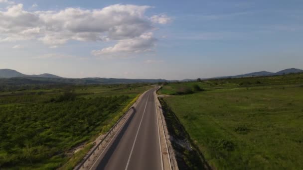 Řízení Dronu Sledovat Asfaltovou Cestu Přes Zemědělské Pole Přírodu Slunečného — Stock video