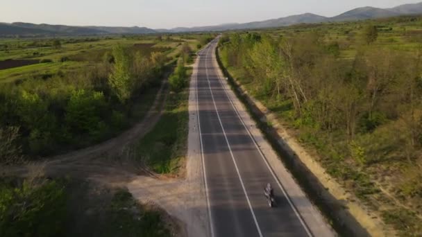Przejażdżka Motocyklem Otwartej Drodze Asfaltowej Słoneczny Dzień Koncepcja Podróży Wiosenny — Wideo stockowe